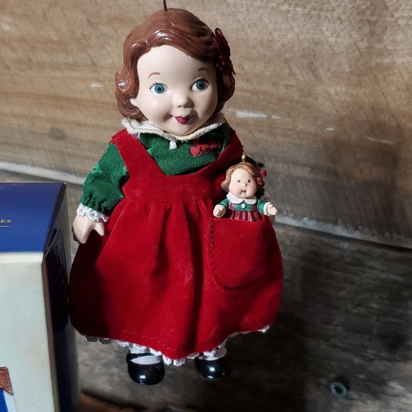 2003 Keepsake Ornament - Mistletoe Miss - New in Box Third in Collector's Series - Picture 1 of 7
